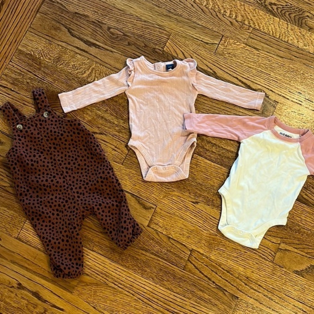 PINK AND LEOPARD ONESIES - SIZE 3-6M